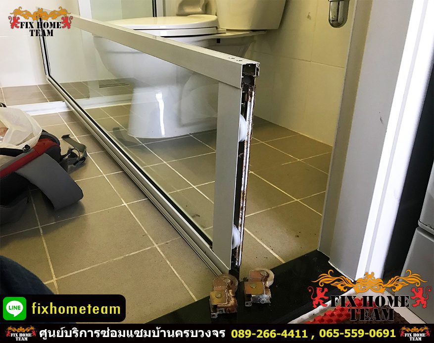 เปลี่ยนประตูกระจกบานเลื่อนห้องน้ำ