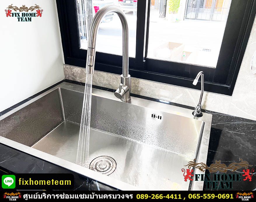 ช่างซ่อมเปลี่ยนก๊อกน้ำอ่างล้างจานสแตนเลส